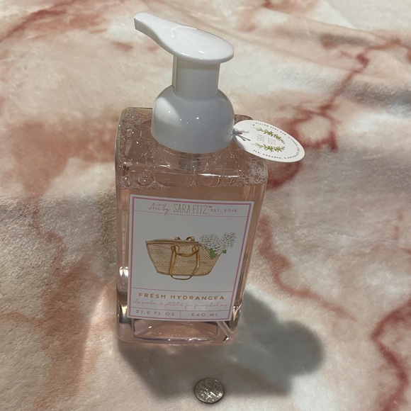 Sara Fitz Scented Fresh Hydrangea Hand Soap NWT 21.6oz - Picture 6 of 16